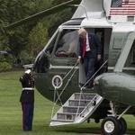 　米大統領専用ヘリ、マリーンワンから降りるトランプ大統領＝９月、ホワイトハウス南庭（ゲッティ＝共同）