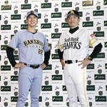 　監督会議を終え、ポーズをとる阪神・藤川監督（左）とソフトバンク・小久保監督＝２４日、みずほペイペイドーム