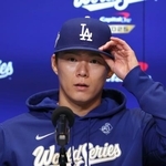 　記者会見で質問に答えるドジャース・山本＝トロント（共同）