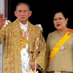 　タイのプミポン国王（左）とシリキット王妃＝２００６年６月、バンコク（ロイター＝共同）
