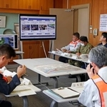 　ＳＮＳ投稿を基に災害時の住民の避難状況を確認する北海道北斗市職員ら＝２５日、北海道北斗市
