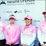 　第３ラウンドを終え、インタビューに笑顔で応じる（左から）西郷真央、山下美夢有、古江彩佳、竹田麗央＝新朝鮮ＣＣ（共同）