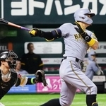 　６回阪神１死三塁、佐藤輝が右中間に適時二塁打を放つ。捕手海野＝みずほペイペイドーム