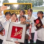 　優勝し、笑顔で記念撮影する城西大の選手ら＝弘進ゴムアスリートパーク仙台