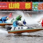 　優勝戦の１周目２マークを先頭で回る末永和也（１）＝ボートレース津
