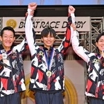 　第７２回ボートレースダービーで優勝した末永和也（中央）。２着の茅原悠紀（左）、３着の桐生順平＝ボートレース津