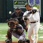 　２回ソフトバンク２死一、二塁、山川が左中間に３ランを放つ。捕手坂本＝みずほペイペイドーム