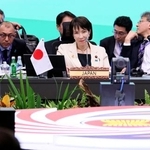 　「アジア・ゼロエミッション共同体（ＡＺＥＣ）」首脳会議に臨む高市首相（中央）＝２６日、マレーシア・クアラルンプール（代表撮影・共同）