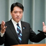 　記者会見する尾崎官房副長官＝２７日午後、首相官邸