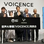 　ＮＴＴ西日本の新事業「ヴォイセンス」の発表会でポーズをとる俳優の別所哲也さん（右から３人目）ら＝２７日午後、東京都渋谷区