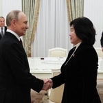　２７日、モスクワのクレムリンで握手するロシアのプーチン大統領（左）と北朝鮮の崔善姫外相（タス＝共同）