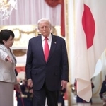 　会談前の歓迎式典でトランプ米大統領（右）を案内する高市首相＝２８日、東京・元赤坂の迎賓館（ゲッティ＝共同）