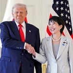 　トランプ米大統領（左）との会談を前に握手する高市首相＝２８日午前、東京・元赤坂の迎賓館（代表撮影）