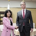　２７日、片山財務相（左）との会談を前に握手するベセント米財務長官＝２７日夜、財務省
