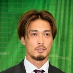 　戦力外通告を受け、取材に応じる中日・駿太＝２８日、ナゴヤ球場