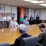 　福岡県の上田哲子副知事（右端）を表敬訪問する大の里（奥左から２人目）と豊昇龍（同３人目）の両横綱＝２８日午後、福岡県庁