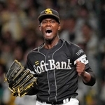 　６回を投げ終え、雄たけびを上げるソフトバンクのモイネロ＝甲子園