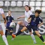 　日本-ノルウェー　前半、競り合う浜野（右）＝ラリネア（共同）