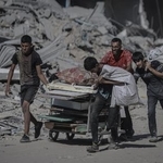 　ガザ北部ガザ市で、生活を再建しようとするパレスチナ人ら＝２８日（ゲッティ＝共同）