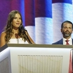 　昨年７月、米ウィスコンシン州ミルウォーキーでの共和党大会で演説するトランプ氏の孫娘カイ・トランプさん（左）と長男ジュニア氏