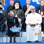 　国際会議に出席した近藤紘子さん（左）。右はローマ教皇レオ１４世＝２８日、ローマ（共同）