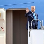 　日本訪問を終え、韓国に向けて出発するトランプ米大統領＝２９日午前、羽田空港（代表撮影）