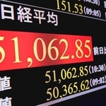 　初めて５万１０００円台を付けた日経平均株価を示すモニター＝２９日午前、東京・東新橋