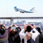 　羽田空港を離陸する米大統領専用機「エアフォースワン」＝２９日午前