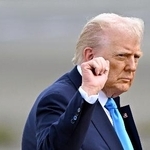 　日本訪問を終え、韓国に向けて出発するトランプ米大統領＝２９日午前、羽田空港（代表撮影）