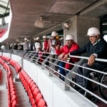 　愛知・名古屋アジアパラ大会のメイン会場となるパロマ瑞穂スタジアムを視察する各国・地域の関係者ら＝２９日、名古屋市