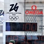 　ミラノ・コルティナ冬季五輪の開幕までの日数が「１００」となったことを示すミラノ市内の時計。代表的な観光名所のそばに設置され、大会の機運を盛り上げている＝２９日（共同）