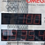 　ミラノ・コルティナ冬季五輪開幕までの日数の表示が「１００」となったカウントダウン時計＝２９日、ミラノ（共同）