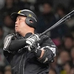 　２回ソフトバンク無死、山川が中越えに先制ソロを放つ＝甲子園