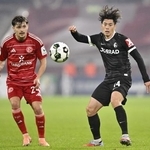 　デュッセルドルフ戦で競り合うフライブルクの鈴木唯（右）＝デュッセルドルフ（共同）