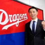 　中日のヘッドコーチ就任が決まり、記者会見を終えてポーズをとる嶋基宏氏＝３０日、名古屋市