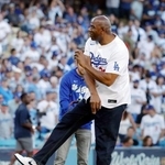 　始球式を務めるドジャースの共同オーナーのマジック・ジョンソンさん＝ロサンゼルス（共同）