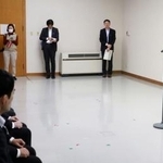 　発令式であいさつする秋田県の信田真弓生活環境部長（右端）＝３０日午前、秋田県庁