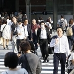 　東京・丸の内を行き交う人たち＝７月