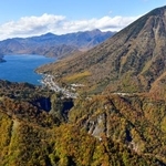 　２０２０年１０月、紅葉が見頃を迎えた「いろは坂」。右下は明智平駐車場、奥は中禅寺湖＝栃木県日光市