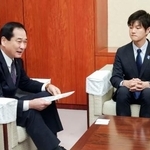 　鈴木農相（右）と面会するＪＡ全中の山野徹会長＝３０日午前、農水省