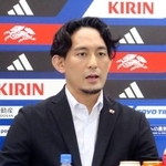 　記者会見するフットサル女子日本代表の須賀監督＝３０日、東京都文京区