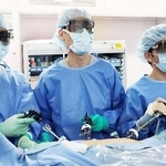 　胸に開けた小さな穴から器具を入れる胸腔鏡手術の様子。モニター画面を見ながら行う（浜松医科大提供）