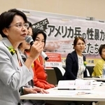 　国会内で開かれた集会で発言する沖縄県の仲村未央県議＝３０日午後