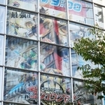 　テレビ朝日本社に掲げられた「ナンバーワン戦隊ゴジュウジャー」の垂れ幕＝３０日午後、東京都港区