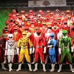 　４０作目「動物戦隊ジュウオウジャー」と、集結した歴代のヒーローたち＝２０１６年
