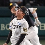 　１１回、野村（奥）に勝ち越しソロを浴びた阪神・村上＝甲子園