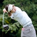 　第１日、１１番でティーショットを放つ都玲華。６アンダーで首位＝武蔵丘コース