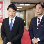 　自民党の古屋選対委員長と面会後、取材に応じる宮城県連の小野寺五典会長（左）と佐々木幸士県議＝３１日午後、東京・永田町の党本部