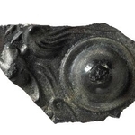 　富雄丸山古墳で出土した斜縁神獣鏡の破片（奈良市教育委員会提供）