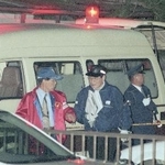 　１９９９年１１月、高羽奈美子さんが殺害されていたアパート周辺を調べる捜査員＝名古屋市西区